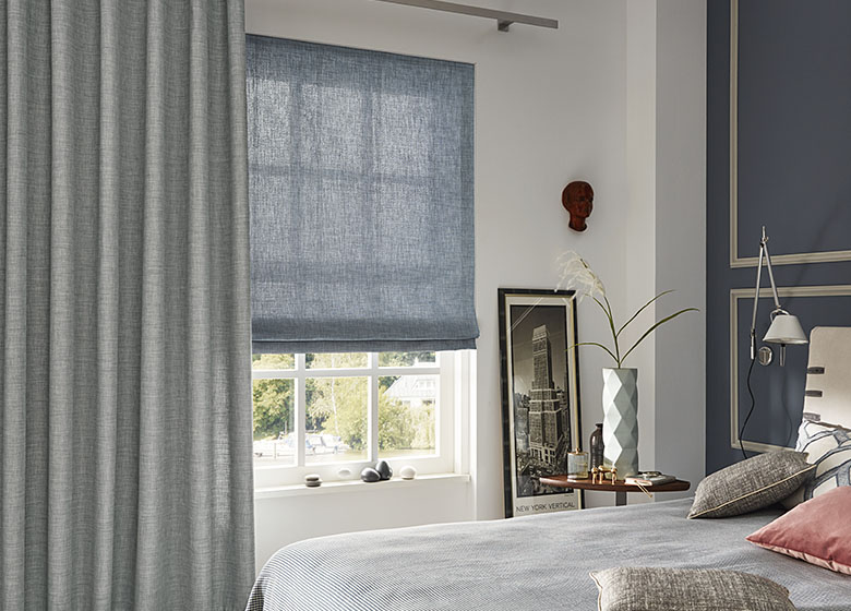 Raffrollo Faltstore Faltrollo - Sichtschutz blickdicht grau im Schlafzimmer