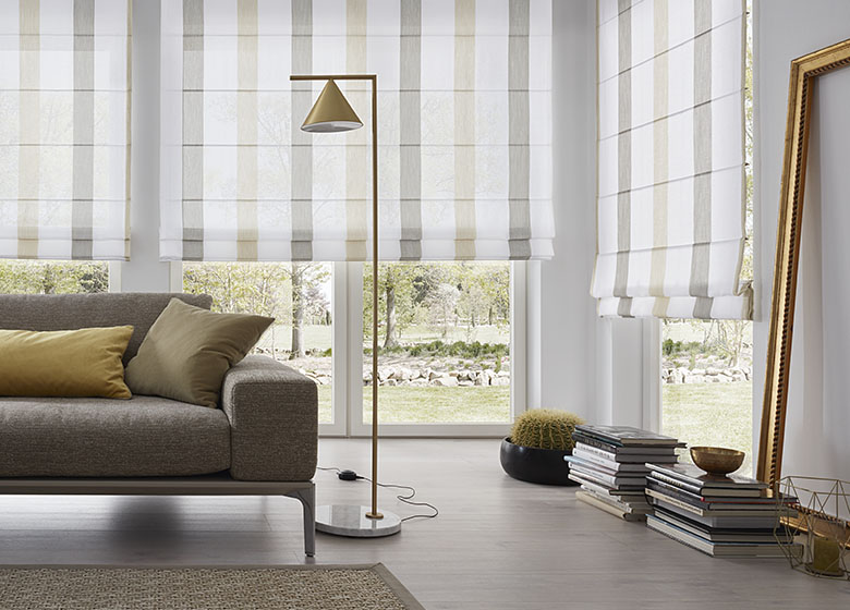 Raffrollo Faltstore Faltrollo - Sichtschutz blickdicht grau weiss beige gestreift im Wohnzimmer