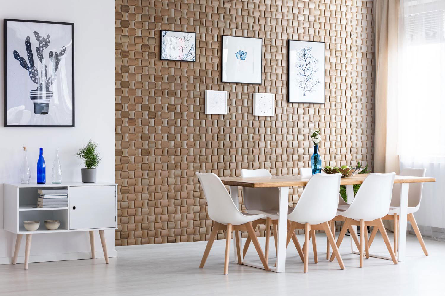Raumbild mit Holzklinker, Wandpaneel mit edlem Holz im Esszimmer