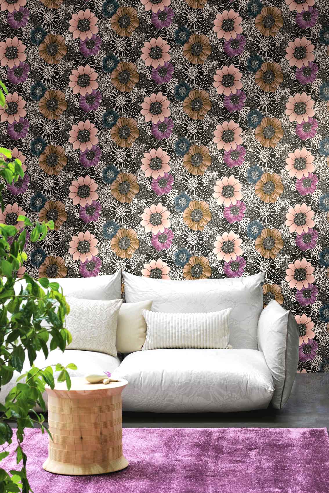 Wohnzimmer mit italienischer Tapete Blumen rot rosa schwarz weiß braun zum online kaufen