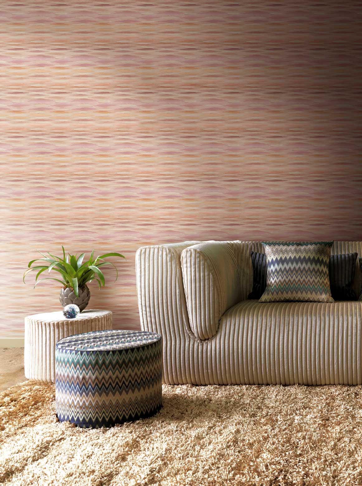 Wohnzimmer Tapete aus Italien changierend gezackte Streifen