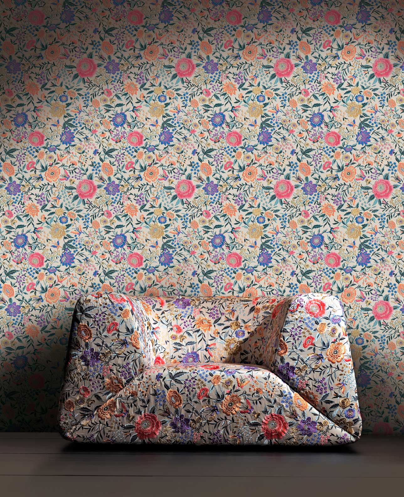 Wohnzimmer mit Blumen Tapete aus Italien
